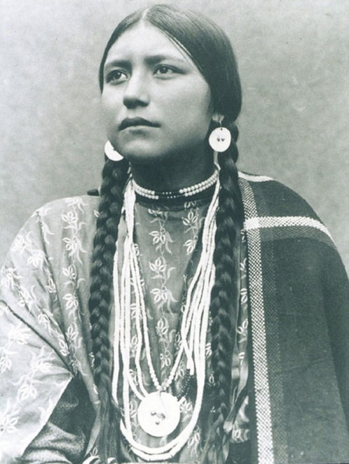 lotesseflower:sashayed:tikkunolamorgtfo:boredpanda:1800s-1900s Portraits Of Native American Teen Gir