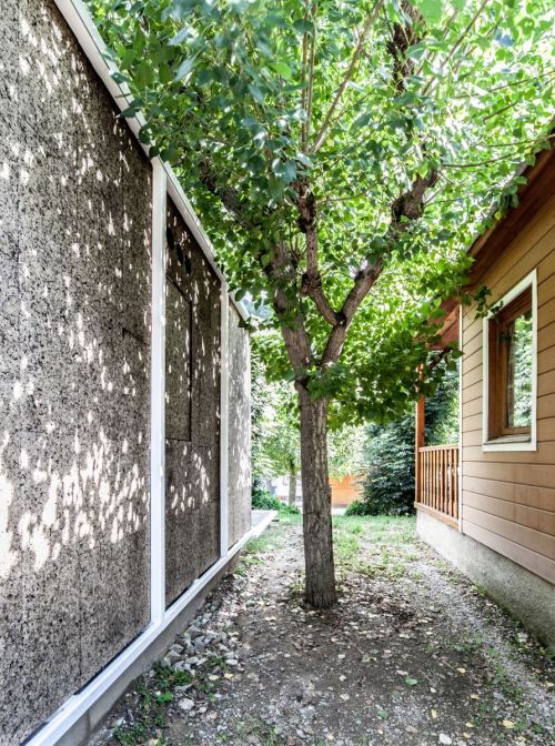 keepingitneutral: Weekend hut in Isòvol, Girona, Spain, The outermost layer presents a 60×60mm tubul