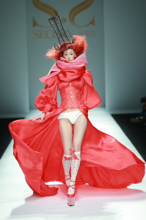 aclockworkpink:Sheguang Hu F/W 2014, China Fashion Week