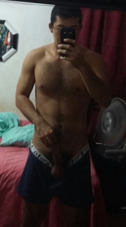 fotosgaysincensura:  Hetero peludo 😍  Qué selva tiene me encanta 🙈  Rebloguea para más 