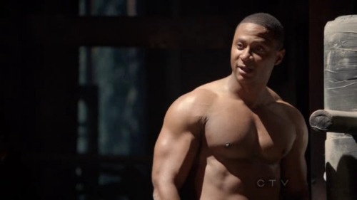  David Ramsey shirtless on CW’s Arrow 