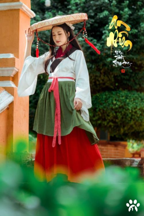 Reconstruction of Restored Later Lê cross-collared dress depicted in Japanese paintings. Although th