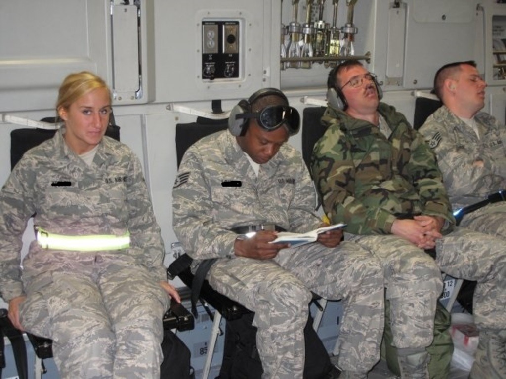 usmilitarysluts:  militaryslutsThick Air Force AB takes a nude bathroom selfie. 