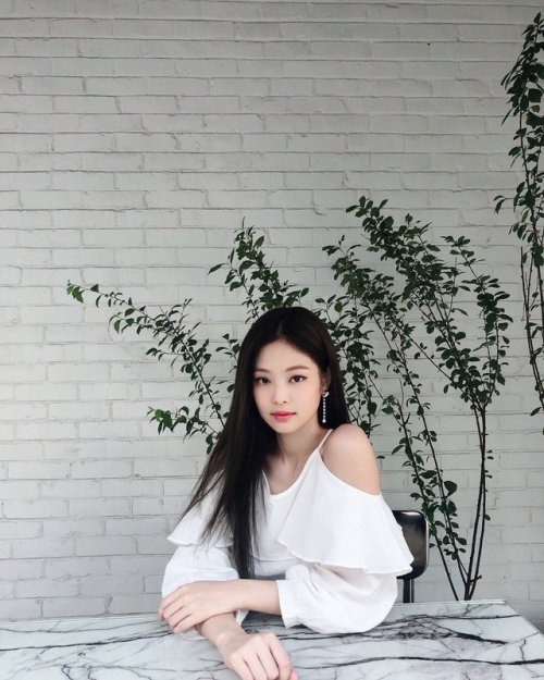 blackpinkofficial:[IG] 180620 jennierubyjane: feeling extra lovely today