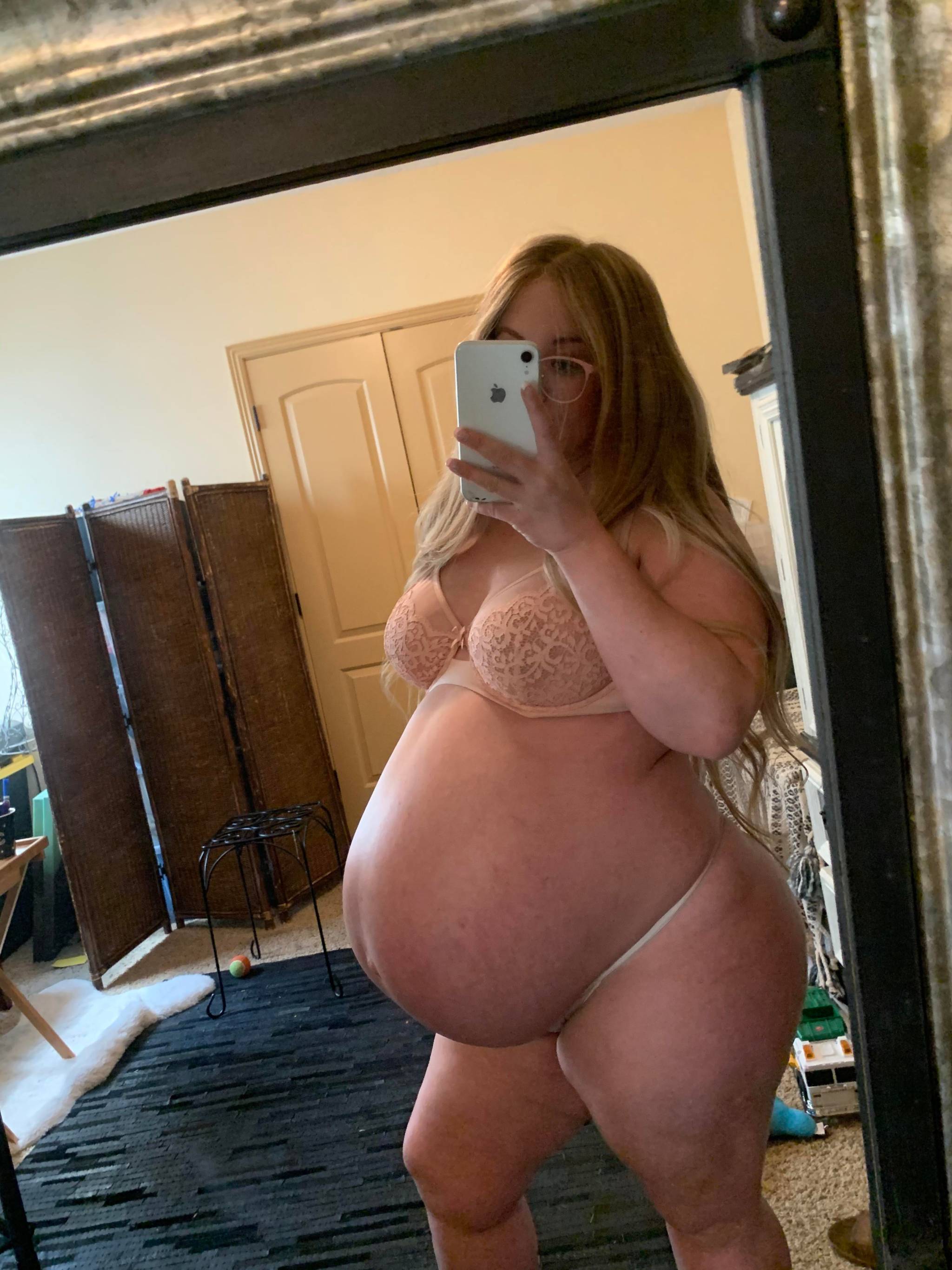 preggoworship:Swollen to the max! 🥵🥵🥵