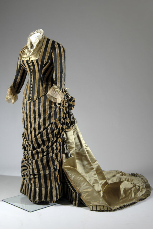 history-of-fashion:ab. 1884 Evening dress by Charles-Frederick Worthsilk satin and cut velvet, lace,