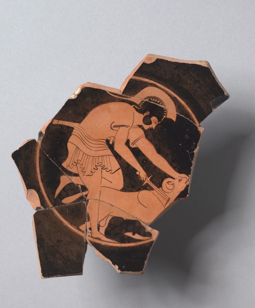 timetofeelthebreeze:Fragmentary Red-Figure Kylix (Drinking Cup): Warrior Sacrificing Ramc. 490-480 B