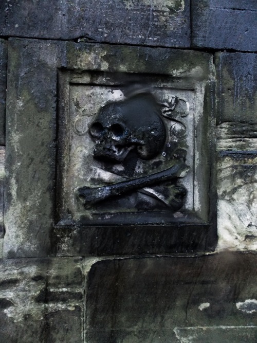 onlucidwings:Skull details in the two graveyards I visited in Edinburgh.(Greyfriar & Old Calton)