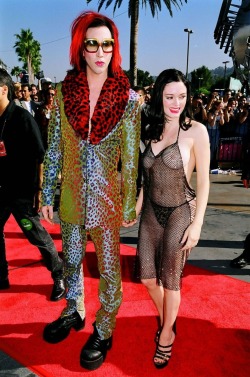 paintdeath:  Marilyn Manson and Rose McGowan @ the MTV VMAs 1998