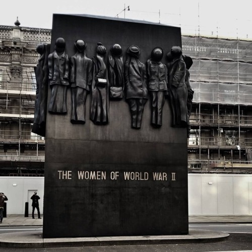 Monument to the Women of World War II _________________________________ Sc: meenlee Tumblr: meenleem