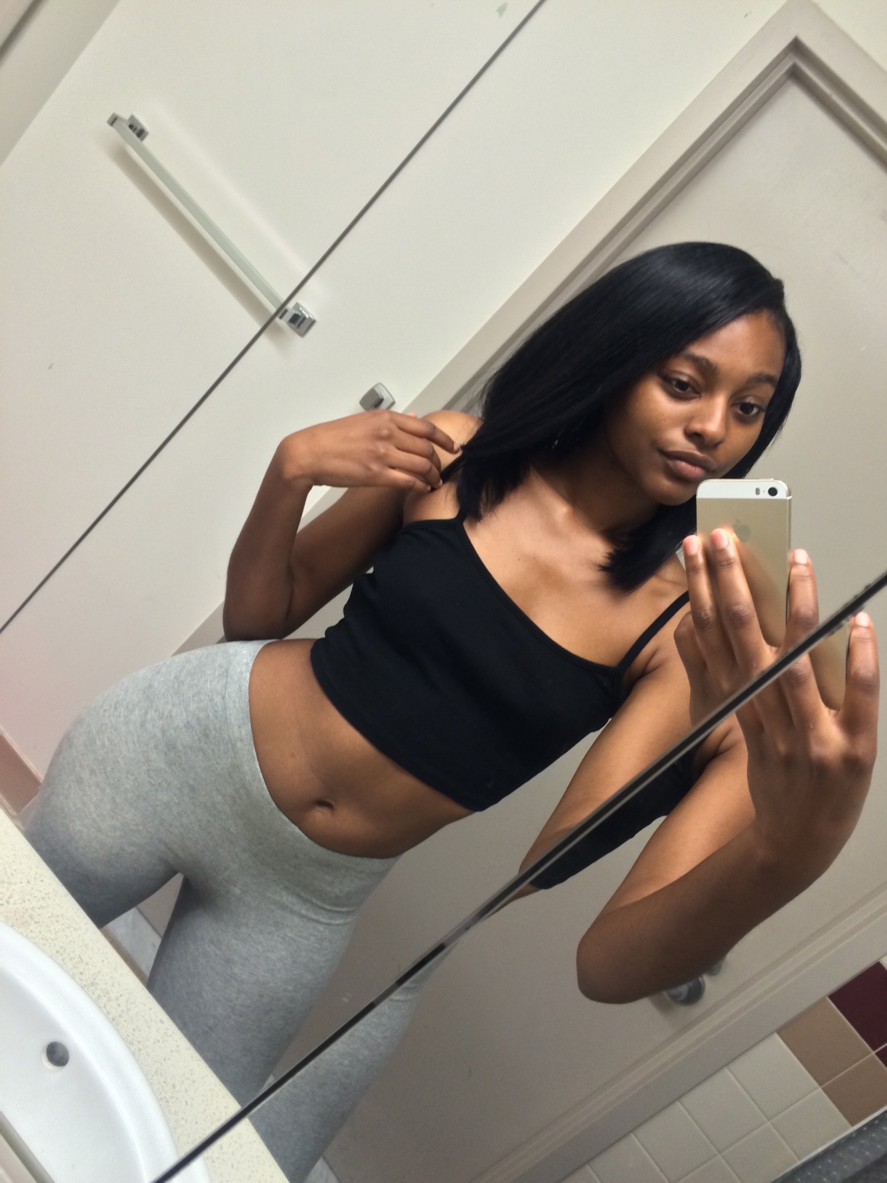 thissbrowngrl:  thekingrontie:  Still learning how to take mirror pics lol  Hair