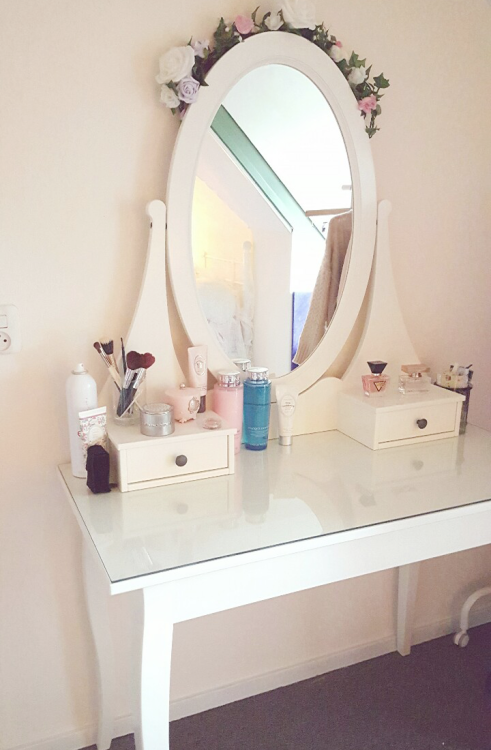 yurimilk:  Cleaning my make up desk is probably one of the most therapeutic things to do. 