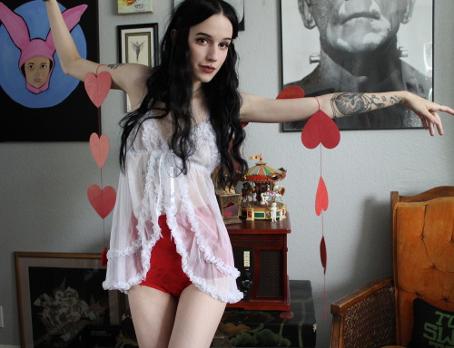 lunariums:  ♡ Queen of Hearts ♡ Thanks for the new lingerie coffee–queen Check out her shop! http://lbvintage.storenvy.com 