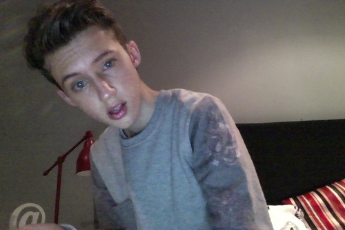 hotboyproblems:  tyleroakley:  troyesivan:  fartgallery:  So you can search google