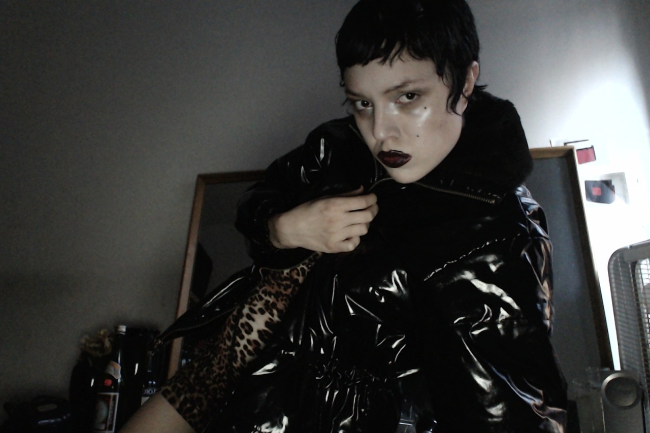 toolers:  e-brat:  lickinganorchid:  trying out new makeup and hair not wearing liquid