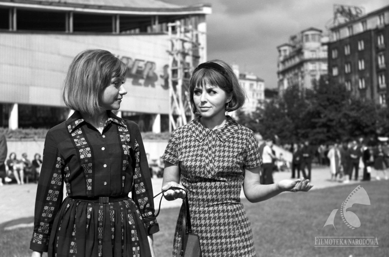 polish-actresses:  Kalina Jędrusik and Krystyna Sienkiewicz in Lekarstwo na miłość,