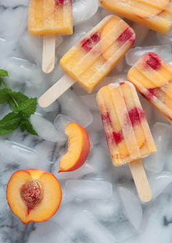 gastrogirl:  peach sangria popsicles.