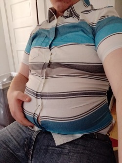 collegebellyguy:  Sorry I haven’t been posting, I got locked out of my account for a while, but I’m back.  Sitting here around 223 lbs in a shirt that a friend left at my place. We’re definitely not the same size…