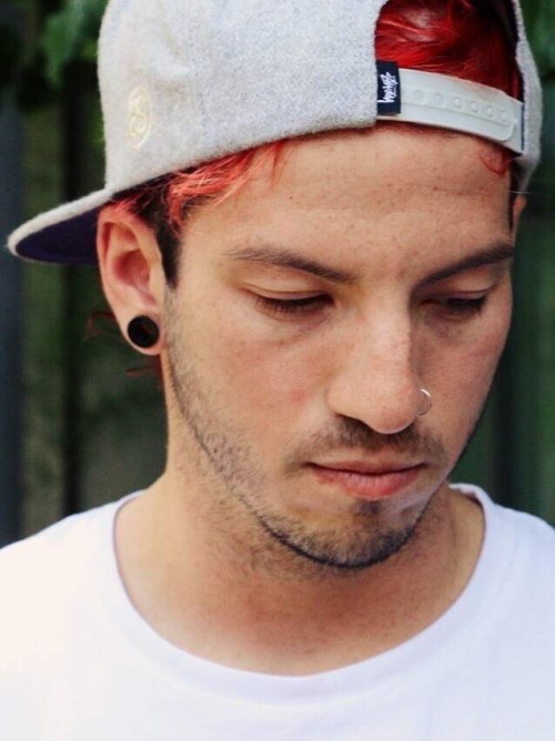 joshduns-purplehair:i’ve noticed things about this picture. josh has a pimple on his lower lip, as w