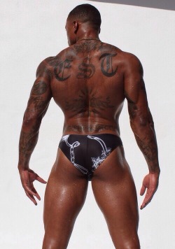 juseatthedamncake:  aworldofmenz:  beautifulblackmenfromphilly:  Charles Angel submitted.  Thank You!!  A World of Menz  www.juseatthedamncake.tumblr.com/ARCHIVE 