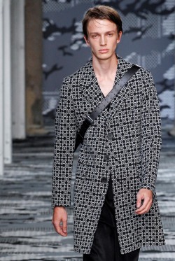 monsieurcouture:  monsieurcouture:  Neil Barrett S/S 2016 Menswear Milan Fashion Week  MONSIEURCOUTURE