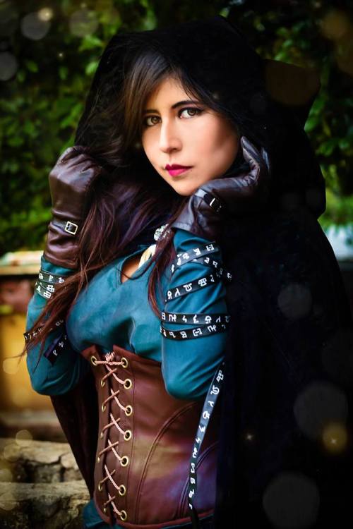 Yennefer, from the Witcher. Photos by Jay B. Creative, cosplay made and worn by Carolina.