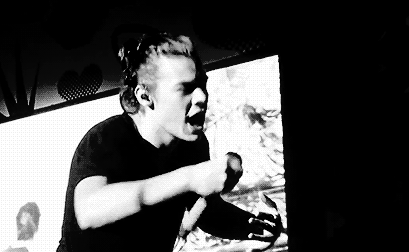 harryslovelylocks:   Harry + holding his left breast when thanking fans (insp.)