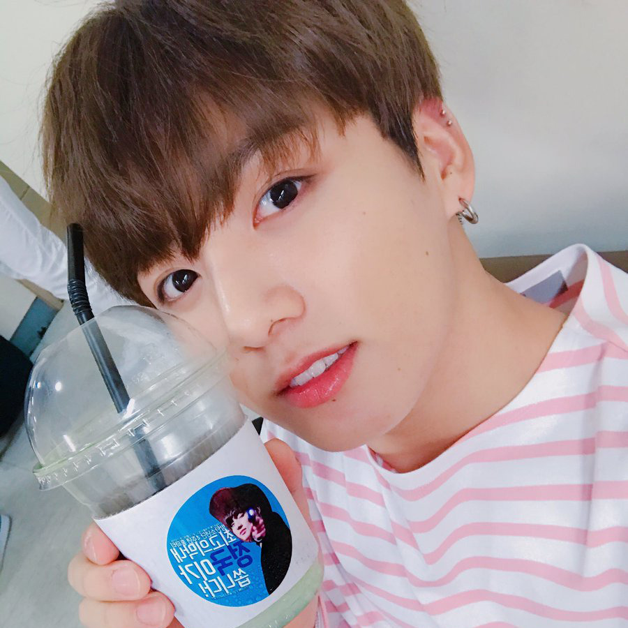 jungkook wearing pink | Tumblr