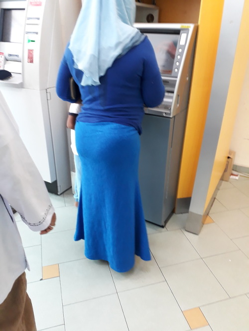 abgjanggutikat: secretmoman: Milf jamban baekk punyer… Elok bontot dia lebar dan tongek baik