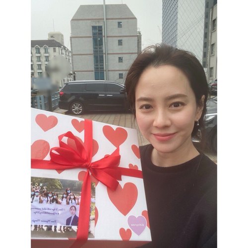 Song Ji-Hyo IG Update | 04022021미얀마 팬 여러분여러부우운덕분에 감사한 나날들이에요…마음만 함께 응원해주셔도 되는데..정말 행복한 올해네요&h