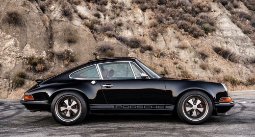 supramitch: itsbrucemclaren: Singer 911 Porsche  That interior is beautful