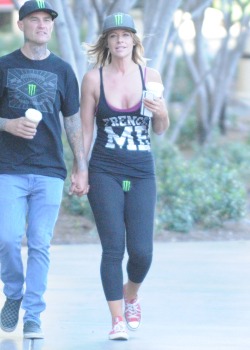 Someone pointed out that her camel toe looked somewhat like the Monster Energy logo. How’s that sky-ski2?