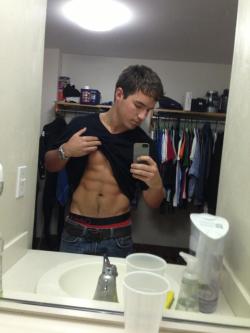 properfaggot:  Just another straight jock showing off the goods. I wonder if he knows how many gay boys out in the world are jacking off to his pics right now? 