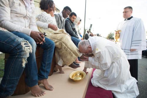 cooldariodoost2709: Pope bows down to Black and Muslim superiority. Africans and  Islam will co