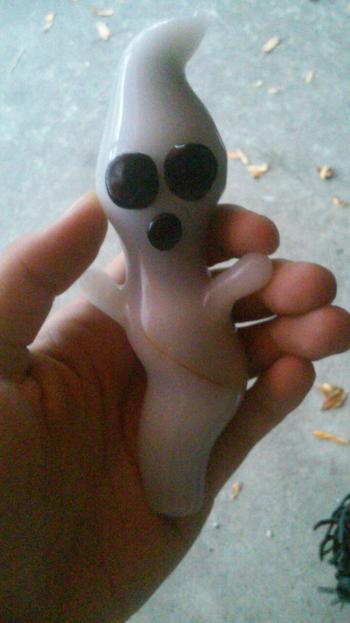 peacelovedrugsdubstep:  My friends spooky ghost pipe 👻