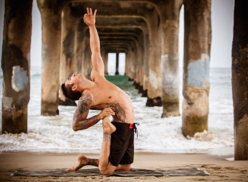 yogifolies:  mymodernmet: - Peace, elegance and grace meet strength, power and control in these portraits of male yoga practitioners, captured by Los Angeles-based photographer Amy Goalen. Read our exclusive interview with the photographer on My Modern