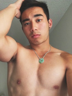 theasianinitiation:  jonathan62194:  covering that bed head…  😍😍😍 