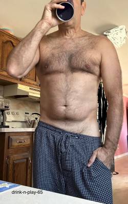 billthedrake:hairydaddyfluffer:OLD TIMES’ SAKEI was in my mid-20s now, living a good two hours away from my home town and getting a good start on my career. But I guess I never outgrow the boner I had for my best friend’s dad. Mark Heller