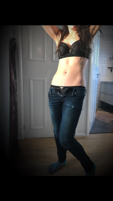missymoo78:  If those jeans stay open any longer I’m going to have to go and see what’s inside!