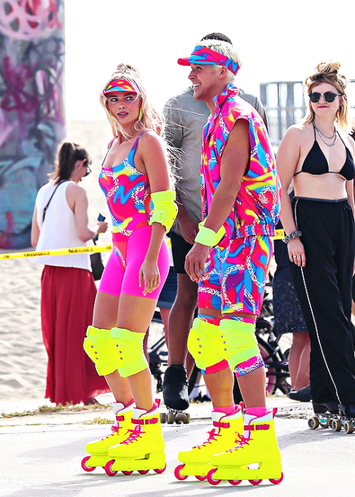 zen-coleman: MARGOT ROBBIE &amp; RYAN GOSLINGfilming a scene for ‘Barbie’ (June 27, 2022)