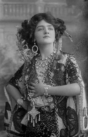 howstuffworks:  The Most Photographed Woman of the Edwardian EraWhen Lily Elsie took the stage in 1907 in the leading role of “The Merry Widow,” London audiences and theater critics swooned. The operetta was such a hit it ran for 778 performances,