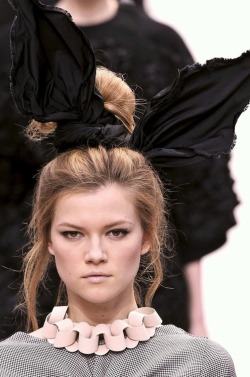 supermodelgif:   Kasia Struss at Louis Vuitton