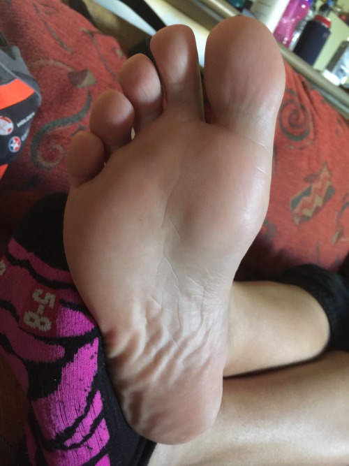 pussycummy:  My wife’s feet  If u want more like and share and more will be uploaded 🍻 we from Geraldton Western Australia  Love her toes