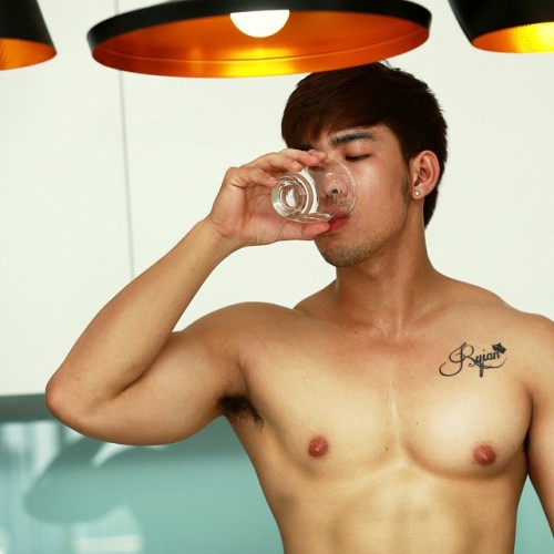 asianhunk-pecs-nips-asses:  Serve you fat and juicy nipples!