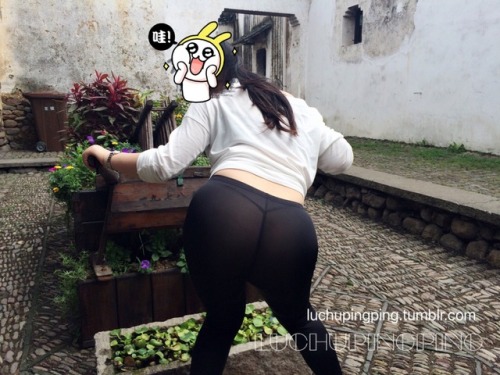 luchupingping: 逛古镇穿这么薄透的裤子感觉也是很好哒，超级吸睛啊。一路走，一路有回头客，还有跟了一路的追随者，这感觉不错，哈哈。