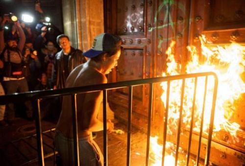 lachtna:land-of-propaganda:BREAKINGMexican citizens set Governor’s mansion on fire for the corrupt p