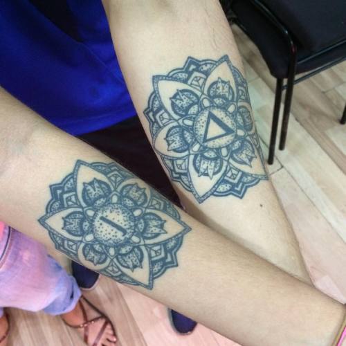 Tatuaje curado de los hermanos @andreacsg y @juansg10 full buena vibra para ustedes! #tattoo #tatuaje #tatu #ink #inklove #mandala #letras #hindu #brazo #arm #black #negro #gabrielwayne #gabrieldiaz #gabriel #wayne #venezuela #lara #colombia #barquisimeto