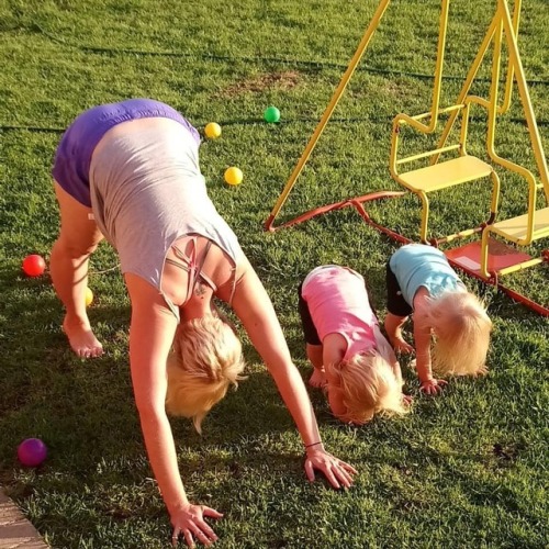 Yoga fun this afternoon #yoga #momotwins #twingirls #momnivogue #yogini #yogi #nofilter www.