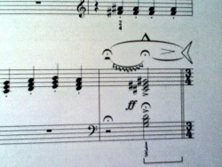 musica-mundana:  sit-back-relax-relapse:  CAN SOMEONE PLEASE TELL ME WHAT KIND OF MUSICAL NOTATION THIS IS  That’s a shark 