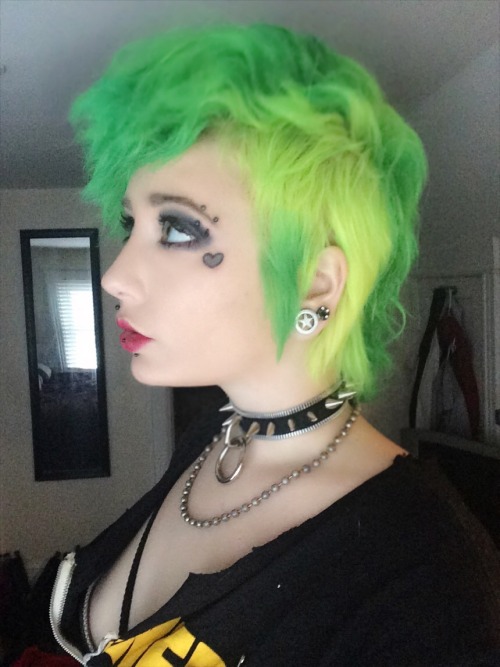 tattoosfade:  tattoosfade:  Reference photos for my hair when it’s down! I love my messy deathhawk, it’s so damn easy to style - just add water!!  dekuprince  redcybergirl